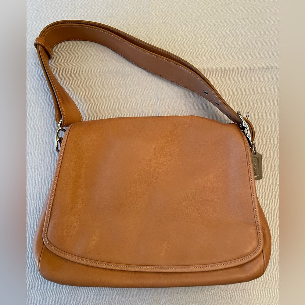 Coach classic leather purse. Camel color, stored in the included dust cover